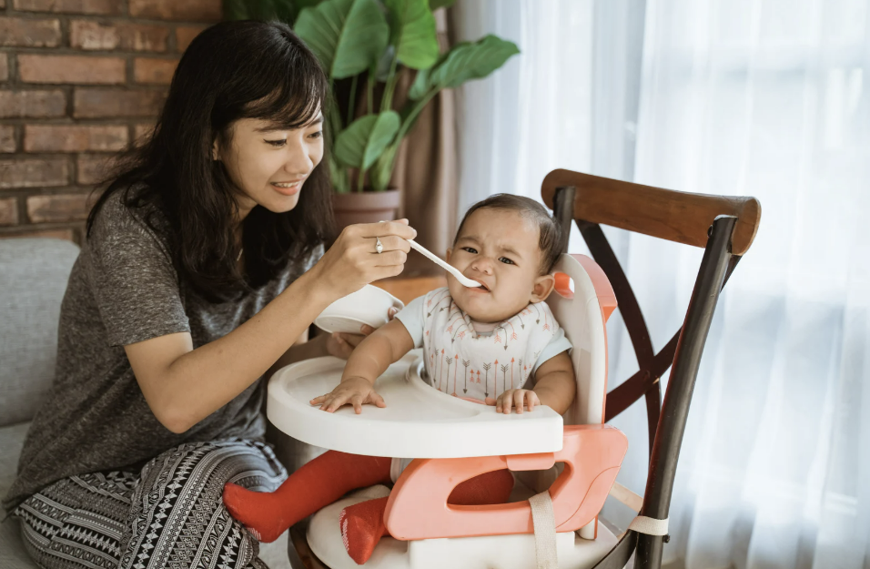 anak ngemut makanan, anak susah makan, gangguan makan anak, solusi anak ngemut makanan, terapi wicara anak, Bunda, si Kecil
